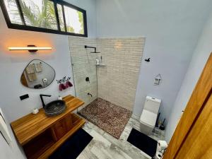 Ένα μπάνιο στο Jungle Glory Homes' La Joya +53 φωτογραφίες