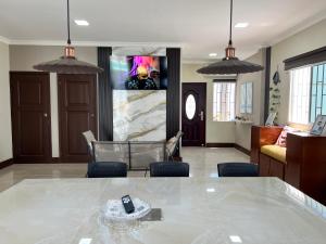 Et tv og/eller underholdning på Marlantt Beach House