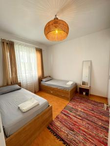 ein Schlafzimmer mit zwei Betten und einem Teppich in der Unterkunft Crystal Pool Villa Bay of Lalzi in Draç + 47 Fotos