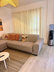 ein Wohnzimmer mit Sofa und Tisch in der Unterkunft Crystal Pool Villa Bay of Lalzi in Draç