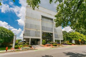 un edificio al costado de una calle en Two Condos on Music Row that Sleeps 14 with POOL and Parking, en Nashville