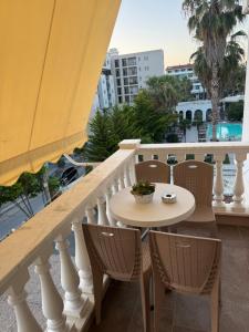 a patio with a table and chairs on a balcony at Ambla holidays in Golem