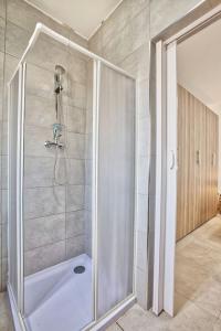 una ducha con puerta de cristal en un baño en Mercury Residence No15 Penthouse Terrace by Haven & Keys Malta, en Sliema