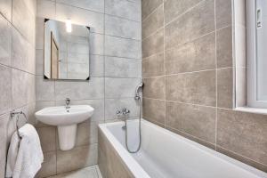 Un baño con lavabo y bañera y un lavabo. en Mercury Residence No15 Penthouse Terrace by Haven & Keys Malta, en Sliema