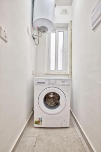 una lavadora en un lavadero con ventana en Mercury Residence No15 Penthouse Terrace by Haven & Keys Malta, en Sliema