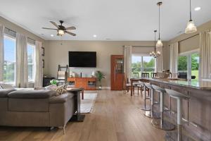 Μια τηλεόραση ή/και κέντρο ψυχαγωγίας στο Lily Cove Retreat