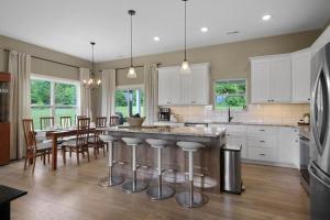 Η κουζίνα ή μικρή κουζίνα στο Lily Cove Retreat