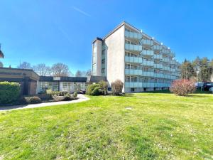 un immeuble d'appartements avec une pelouse devant dans l'établissement Schwarzwaldapartment Nr 14 40qm Zwei Einzel Betten Rustikal, à Altensteig