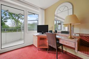 un bureau avec un bureau avec un ordinateur et une fenêtre dans l'établissement Schwarzwaldapartment Nr 14 40qm Zwei Einzel Betten Rustikal, à Altensteig 10 autres photos