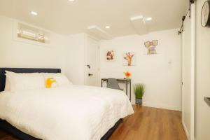 Ένα ή περισσότερα κρεβάτια σε δωμάτιο στο The Minimalist Escape - Modern 1BD in the Heights