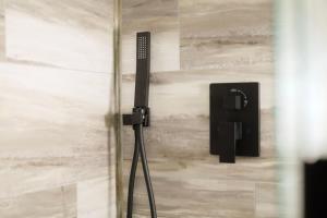 een videocamera op een statief in een kamer bij Heights Haven on Paris - 2BD Stay in Peoria Heights +56 foto's