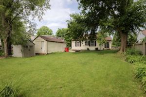 een tuin met een huis en een boom bij Heights Haven on Paris - 2BD Stay in Peoria Heights