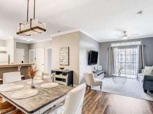 une salle à manger et un salon avec une table et des chaises dans l'établissement 1361 Tuscana Resort Disney Orlando Davenport, à Kissimmee