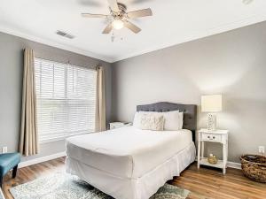 une chambre avec un lit blanc et un ventilateur de plafond dans l'établissement 1361 Tuscana Resort Disney Orlando Davenport, à Kissimmee 41 autres photos