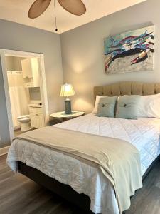 une chambre avec un lit et un ventilateur de plafond dans l'établissement Salty Air Retreat by the beach, à Myrtle Beach
