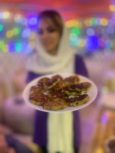 Makanan di atau berdekatan rumah tamu ini