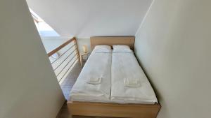 Postel nebo postele na pokoji v ubytování Apartamenty Róża Wiatrów