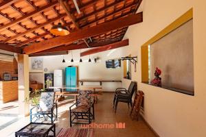 a living room with a dining room table and chairs at Chácara em São Pedro com piscina e churrasqueira in São Pedro
