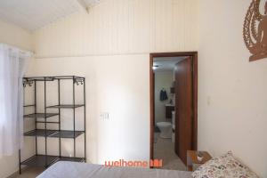 a room with a bed and a bathroom with a toilet at Chácara em São Pedro com piscina e churrasqueira in São Pedro