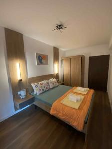 Postel nebo postele na pokoji v ubytování Luxury Apartman Filiposki N2