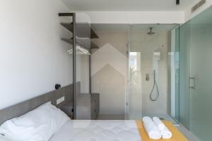 een slaapkamer met een glazen douche en een bed bij Homiday - Sublimare in Giulianova +67 foto's