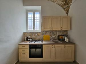 Η κουζίνα ή μικρή κουζίνα στο Mosaic House Artistic Retreat near Naples & Pompei