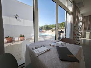 Bazén v ubytování Hotel Residence Miramare nebo v jeho okolí