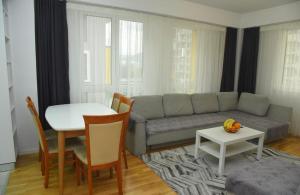 un soggiorno con un divano e un tavolo di 22 House a Skopje