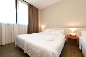 Postel nebo postele na pokoji v ubytování Hotel Garda + 28 fotografií