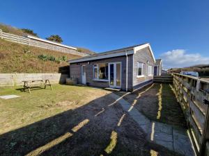 a small house sitting on top of a yard at 7 The Burrows in Braunton