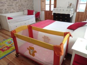 En eller flere senge i et værelse på Casa rural Cal Farriol + 12 billeder