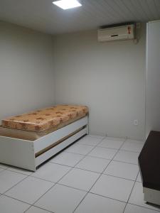 una stanza con un letto nell'angolo di una stanza di Flat 262 Shopping Mall Amarração a Luis Correia