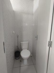 bagno bianco con servizi igienici in una cabina di Flat 262 Shopping Mall Amarração a Luis Correia