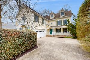 una gran casa blanca con garaje en Salt Pond - 708 Fox Tail, en Bethany Beach