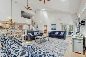 sala de estar con sofás azules y cocina en Salt Pond - 708 Fox Tail, en Bethany Beach