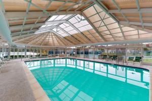 una piscina cubierta con techo de cristal en Salt Pond - 708 Fox Tail, en Bethany Beach