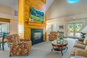 Una sala de estar con chimenea y una mesa. en Salt Pond - 708 Fox Tail, en Bethany Beach