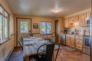 Η κουζίνα ή μικρή κουζίνα στο The Trailhead Townhouse