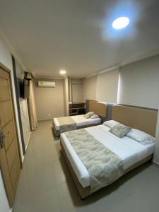 two beds in a hotel room with at Hotel Fontamar 72 in Barranquilla
