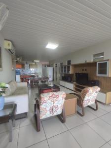 un soggiorno con divano e sedie e una cucina di Flat 262 Shopping Mall Amarração a Luis Correia