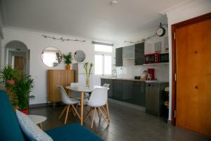 kuchnia ze stołem i krzesłami w pokoju w obiekcie Apartment Calle Larga w mieście Fuengirola