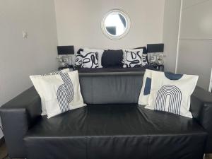 Ruang duduk di Executive Suite AC & Free Parking
