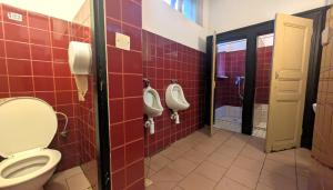 Uma casa de banho em Clown and Bard Hostel