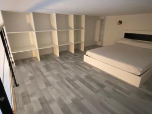 ein kleines Schlafzimmer mit einem Bett und Regalen in der Unterkunft appartement entre mer et montagne in Ascain