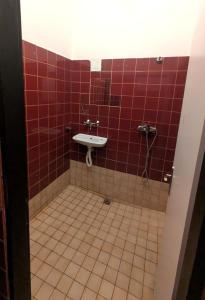 Uma casa de banho em Clown and Bard Hostel