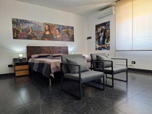 a bedroom with a table and two chairs and a painting at Da Bonny in Siniscola