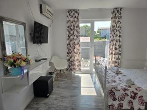 科斯蒂内什蒂Anacris Guesthouse的一间带床和窗户的小卧室