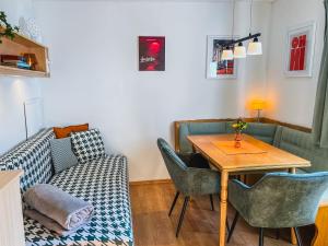 a living room with a table and a couch at Ferienbungalow Juri am Millstätter See in Döbriach