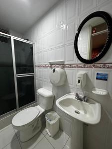 Un baño de Hotel Jimmy Latacunga