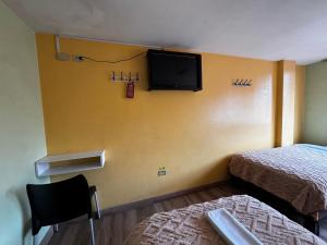 Una cama o camas en una habitación de Hotel Jimmy Latacunga